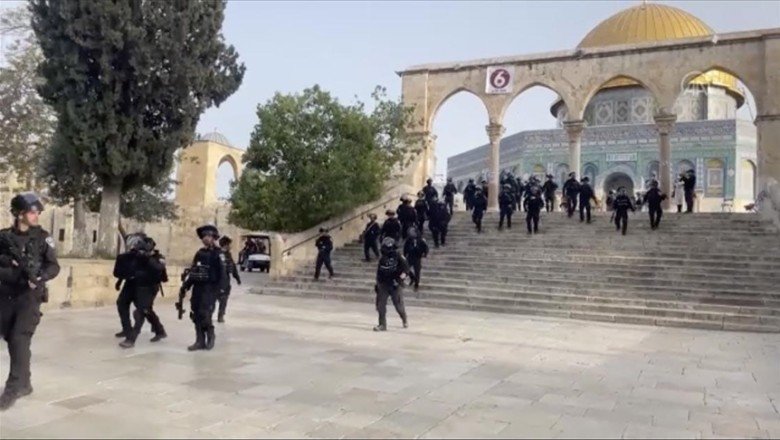 İsrail polisi Mescid-i Aksa’ya baskın düzenledi