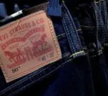 Levi’s, Rusya’da kot satmayı bıraktığını ve Ukraynalı mültecilere 300 bin dolar bağışlayacağını duyurdu