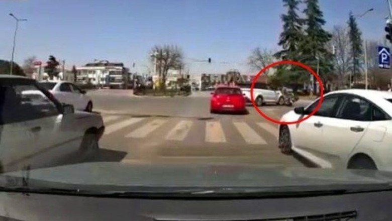 Sakarya’da korku dolu anlar! Sürücünün hatası motosikletliyi canından ediyordu