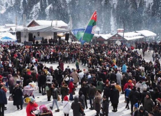 Ayder'de kar festivali; poşetle kaydılar, horon oynadılar
