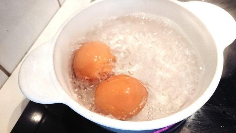 Yumurta haşlarken suyuna ekleyin! İnanamayacaksınız