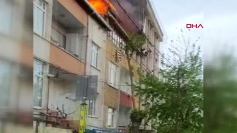 İSTANBUL ? ESENYURT’TA ALEV ALEV YANAN ÇATIYA BALKONUNDAN BAHÇE HORTUMU İLE MÜDAHALE ETMEYE ÇALIŞTI