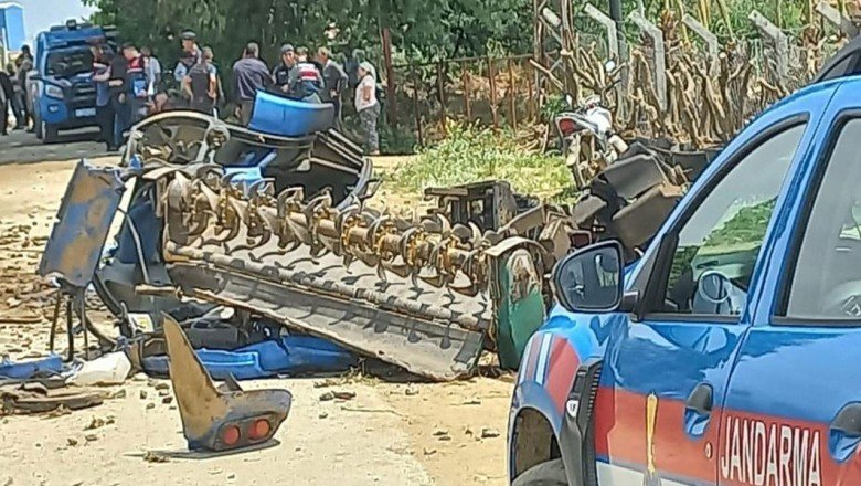 İzmir’de feci kaza! Trenle traktör çarpıştı 1 kişi hayatını kaybetti