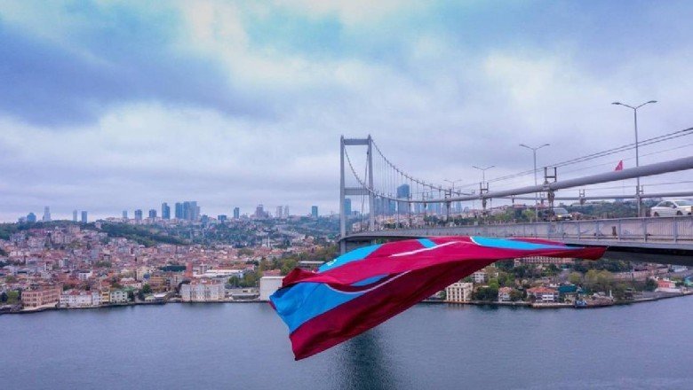 Şampiyon Trabzonspor’un bayrağı İstanbul Boğazı’nda!
