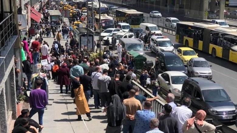 Şirinevler’de bayram öncesi ucuz baklava kuyruğu