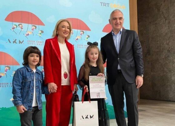 Bakan Ersoy AKM’de çocuk festivaline katıldı