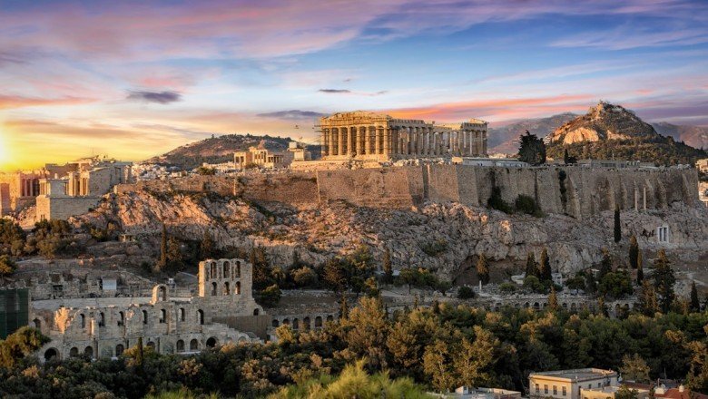 Yunanistan turizm sezonunda koranavirüs önlemlerini kaldırıyor