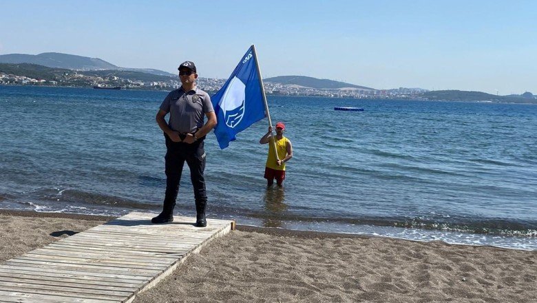İzmir’de bir plaja daha ‘mavi bayrak’ asıldı