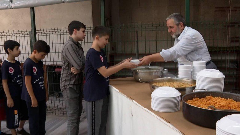 20 yıldır cami avlusunda yemek ikram ediyor
