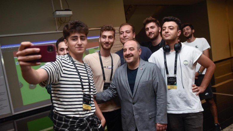 Bakan Varank, Bilişim Vadisi’nde 51 ülkeden 600 gençle buluştu