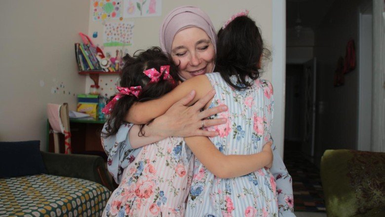 Özlem anne Size bir defa sarılabilir miyiz? diyen iki kardeşe gönlünü açtı