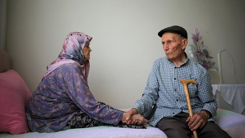 Yatağa bağımlı eşine sevgisini ve yardımını bir an olsun eksik etmiyor