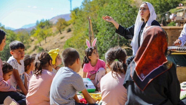 Diyarbakır’da öğretmenler ‘Masalcı Nine’ ve ‘Muciddin’ karakterleriyle çocuklarla buluşuyor