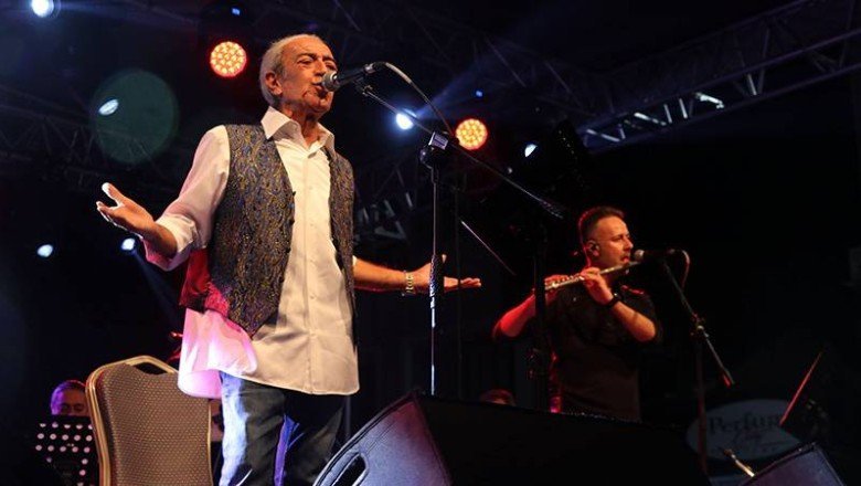 Zonguldak Valiliği’nin konserini iptal ettiği Edip Akbayram, Edirne’de sahneye çıktı: Vali konserimizi iptal etti, kendisini kamuoyunun vicdanına sunuyorum