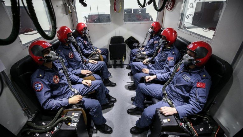 Türkiye’nin ilk uzay yolcuları Eskişehir’deki askeri merkezde eğitiliyor