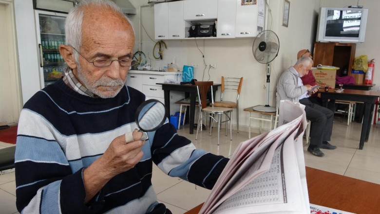 Kütahya’nın ‘büyüteçli okuru’, 18 yıldır gazeteleri mercek altında okuyor