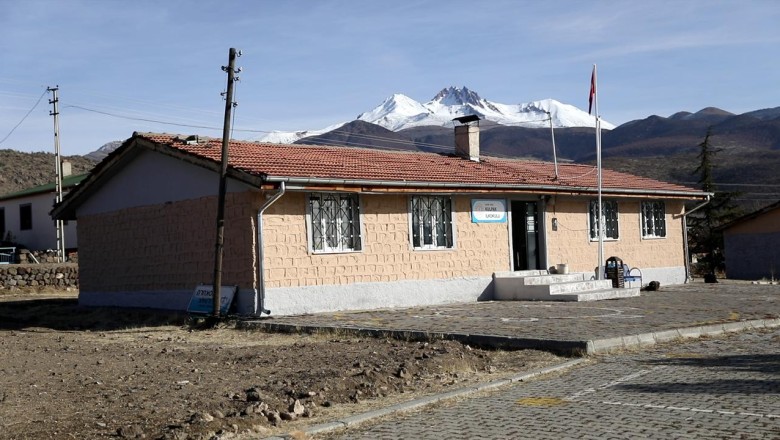 Öğrencileri için günde 150 kilometre yol gidiyorlar